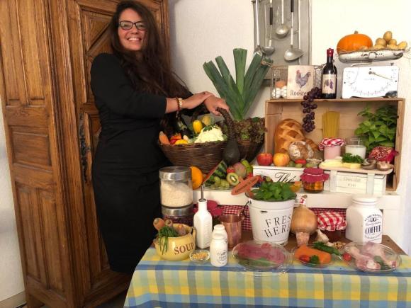 Mulher ao lado de uma mesa com alimentos