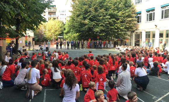 gente riunita su un piazzale