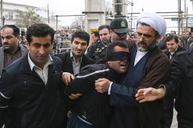 2014年4月15日在伊朗北部城市努爾(Nour)，一名被判謀殺罪的蒙眼伊朗男子將被公開處以絞刑。他在行刑前獲得了受害人家屬的寬恕。