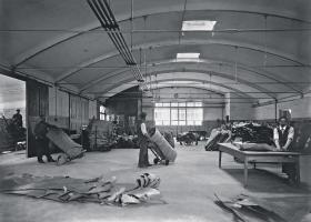 在巴利的一個廠房中，男式皮鞋的鞋底被沖壓成型(攝於1914年)。