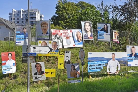 مُلصقات إشهارية لمرشحين للبرلمان في الريف السويسري