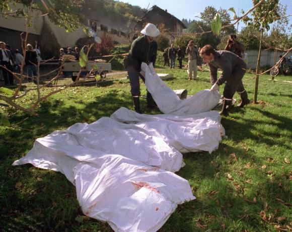 Des pompiers alignent des corps sur le sol