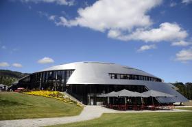 由著名建築師伯納德·茨米設計的羅西學院的亨利·卡納爾音樂廳外形像一艘宇宙飛船。