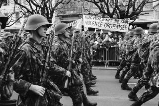 desfile militar e contramanifestação