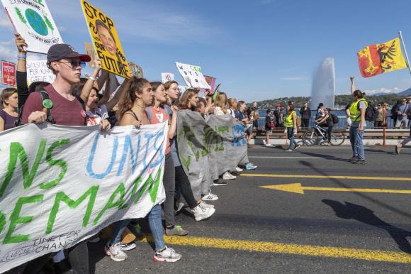Jovens protestando em Genebra durante manifestação pelo clima