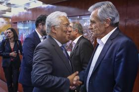 Homens apertando as mãos