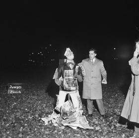 1959年10月31日，苏黎世的一群抗议者正在点燃塞满《一瞥报》的假人