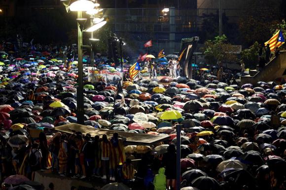 Manifestantes con paraguas