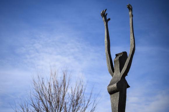 تمثال لامرأة في مدينة جنيف