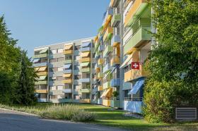 Urbanización con balcones de diferentes colores