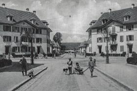 Dorfplatz der Siedlung Weissenstein, historisches Foto