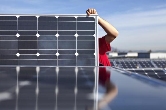 Un trabajador instala un panel solar