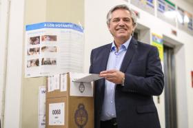 Alberto Fernández deposita su voto