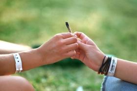 瑞士12%的年轻男性抽大麻，这一比例是年轻女性的2倍(档案照片)