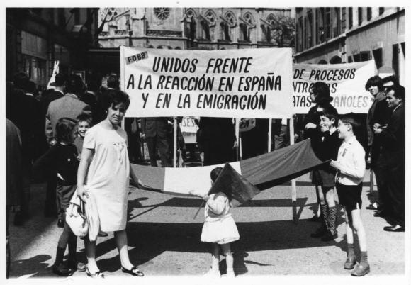 Inmigrantes españoles se manifiestan con pancartas en Ginebra en 1969