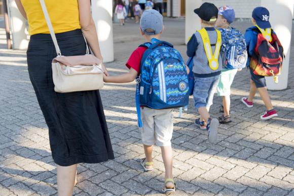 在瑞士读公立小学不用交学费，开学日往往令许多家庭感到如释重负，他们总算不必再支付不菲的费用送孩子入托了。