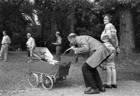 Abuelos paseando a un bebé en un cochecito