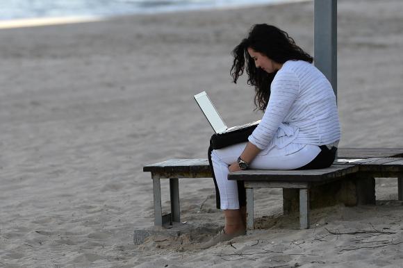 Eine Frau arbeitet am Strand