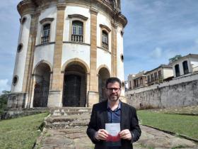 Homem na frente de um prédio
