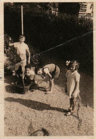 Photo historique de quatre enfants qui jouent