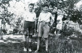 Photo historique de deux garçons dans un jardin