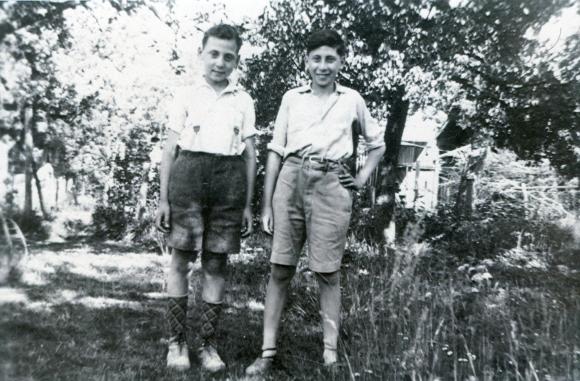 Photo historique de deux garçons dans un jardin
