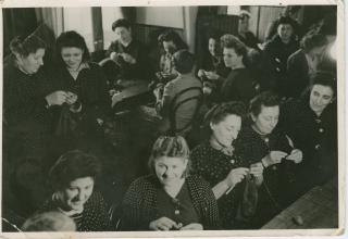 Photo historique de femmes qui tricotent.