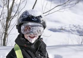 Niños con casco en la nieve