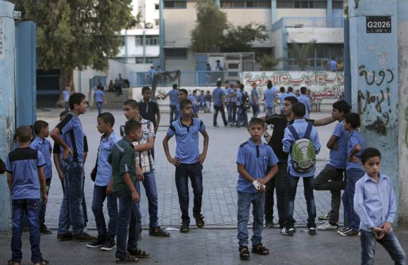 Allievi palestinesi all entrata di una scuola creata dall agenzia Onu.