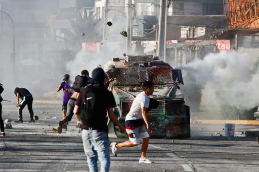 Man8ifestantes se enfrentan a policías antidisturbios en Chile