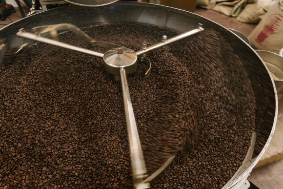 Granos de café en una tostadora.