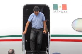 Evo Morales bajando del avión