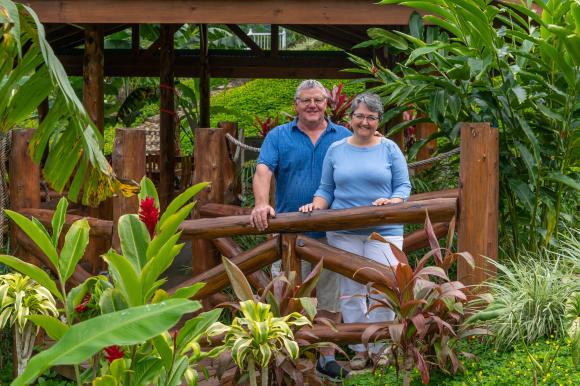 Die Auswanderer Kati und Peter Diethelm in ihrem Garten in Costa Rica