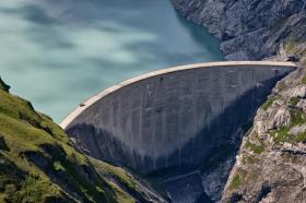位於格拉魯斯州(Glarona)的林塔爾(Limmern)水壩。在瑞士，水力發電量約佔全國總發電量的60%。