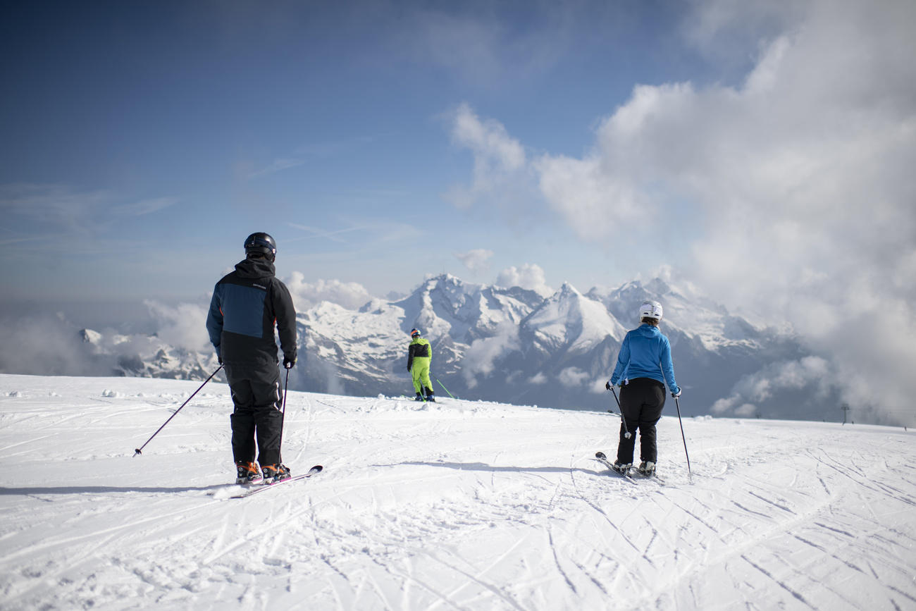 Swiss winter sports fans take advantage of early snow SWI swissinfo.ch