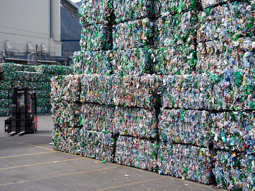 Bundesrat will Bevölkerung für PetRecycling sensibilisieren SWI