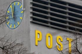 Logo de La Poste et horloge sur un bâtiment
