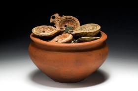 Decouvertes archéoloqiue: pot en terre cuite contenant des lampes à l huile