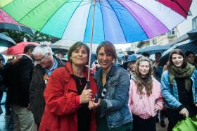 Deux femmes sous un parapluie coloré