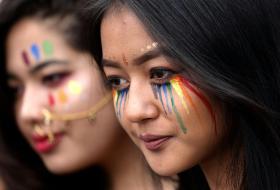 Dos mujeres con la cara pintada