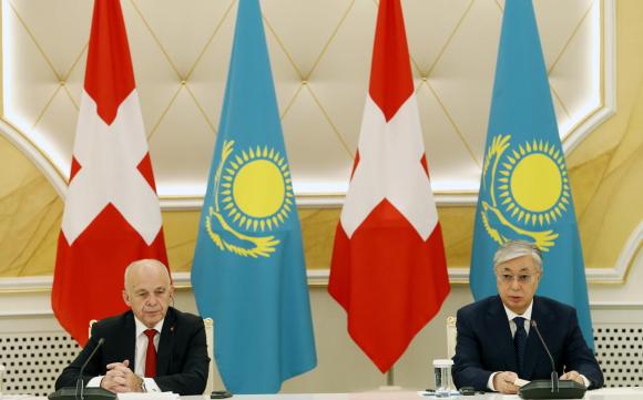Kazakh President Kassym-Jomart Tokayev (R) and Swiss Federal President Ueli Maurer (L)