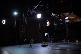 ホログラフィー映像を撮影中の仏ピアニスト、フィリップ・アントルモン氏。スイス西部ヌーシャテル州ラ・ショー・ド・フォンの音楽ホールにて