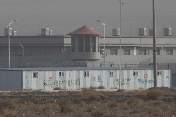 السور الخارجي لمعسكر اعتقال في الصين