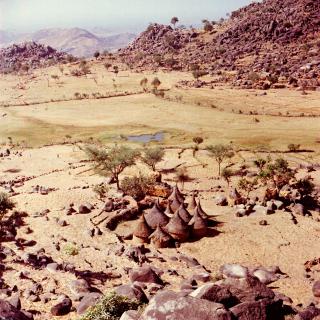 カメルーン北部マンダラ山地の景色。1959年撮影