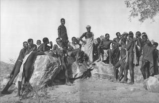 ルネ・ガルディの写真集「Kirdi（キルディ族）」の見開き。1955年