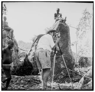 1953年、カメルーンの北部でマファ族の人々が見守る中撮影をするルネ・ガルディ。写真は探検に同行したパオル・ヒンダーリングが撮影。ヒンダーリングは現在、バーゼル民族文化博物館に勤務する