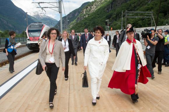 Exministra suiza de Transporte Doris Leuthard caminando por un andén