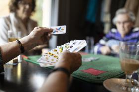 Dos mujeres juegan a las cartas