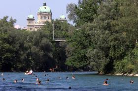 伯尔尼的城市生活质量排名十分靠前，人们可以边游泳边欣赏议会大厦。