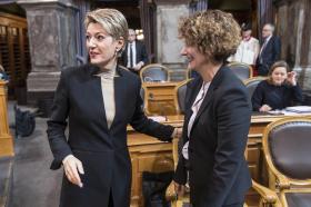 Deux femmes dans une salle